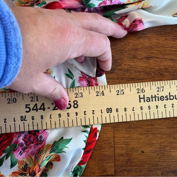 Vintage Gold Label Victoria Secret ivory red floral robe size Large - Picture 13 of 16